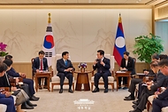 이재명 대통령과 통룬 시술릿 라오스 국가주석이 15일 서울 용산 대통령실에서 한-라오스 소인수 정상회담을 하고 있다.