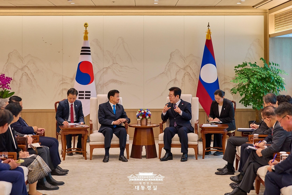 이재명 대통령과 통룬 시술릿 라오스 국가주석이 15일 서울 용산 대통령실에서 한-라오스 소인수 정상회담을 하고 있다.