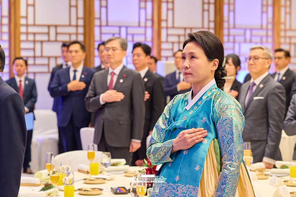 김혜경 여사가 15일 용산 대통령실에서 열린 한-라오스 공식 오찬에서 국민의례를 하고 있다.