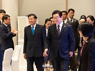 이재명 대통령과 통룬 시술릿 라오스 국가주석이 15일 용산 대통령실에서 열린 한-라오스 공식오찬에 입장하고 있다. 