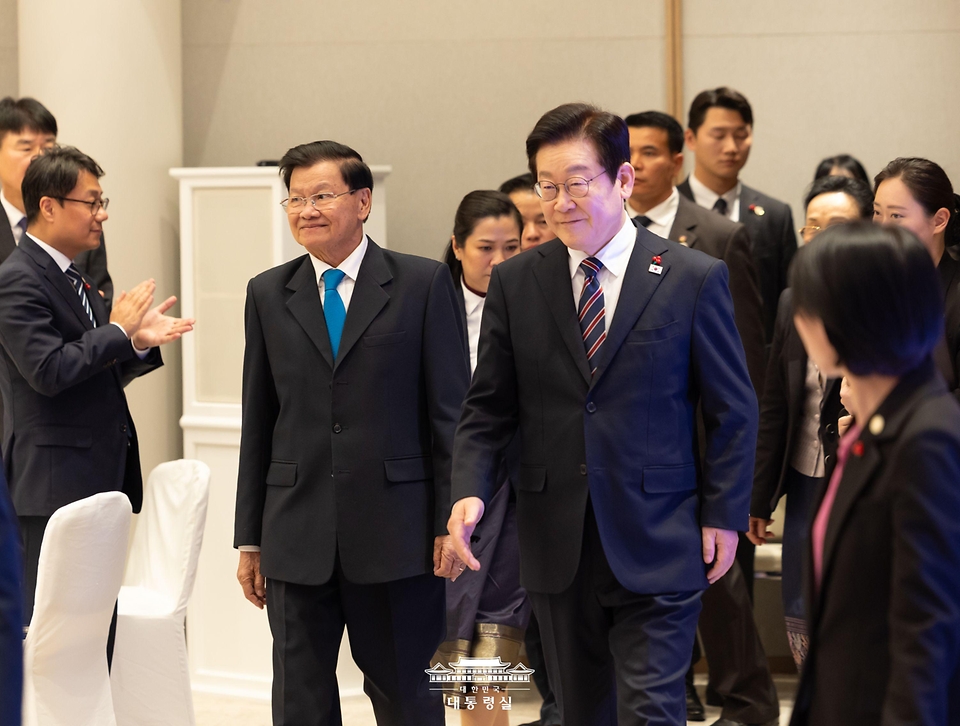 이재명 대통령과 통룬 시술릿 라오스 국가주석이 15일 용산 대통령실에서 열린 한-라오스 공식오찬에 입장하고 있다. 