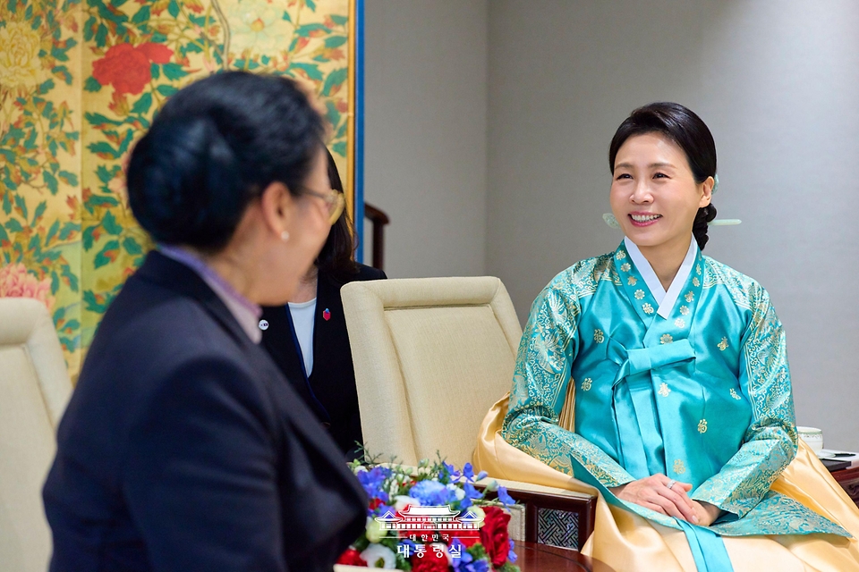 김혜경 여사가 15일 용산 대통령실에서 라오스 국가주석 부인 날리 시술릿 여사와 환담을 나누고 있다.