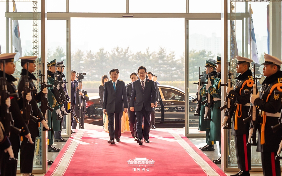 이재명 대통령이 15일 용산 대통령실에서 공식 방한한 통룬 시술릿 라오스 국가주석을 영접한 후 함께 이동하고 있다.