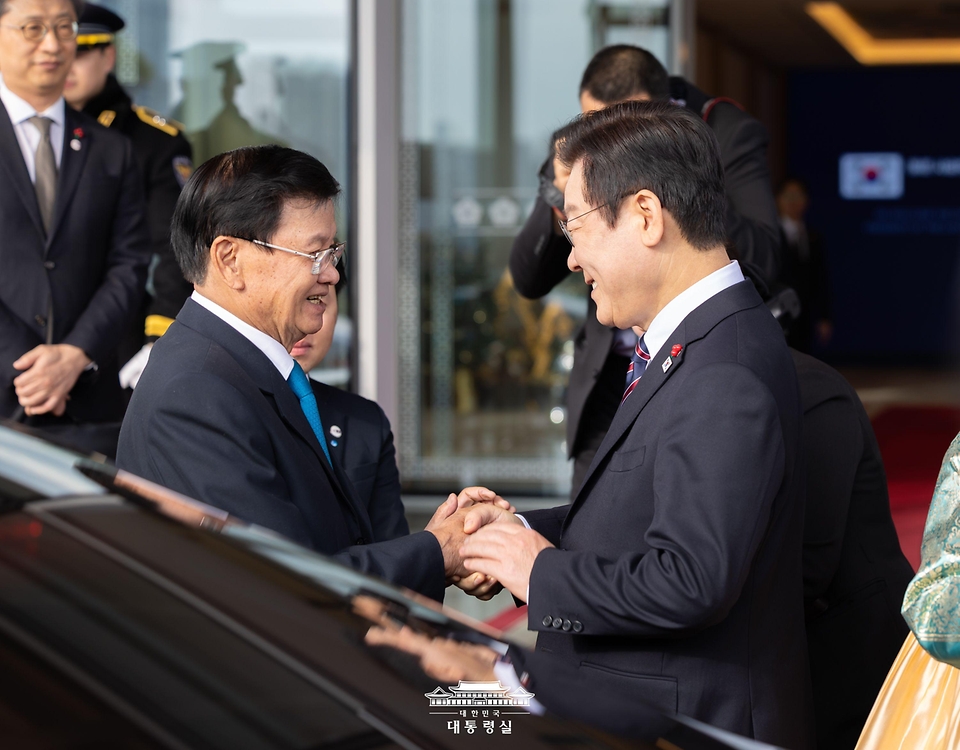 이재명 대통령이 15일 서울 용산 대통령실에서 통룬 시술릿 라오스 국가주석을 환송하며 손을 맞잡고 있다.