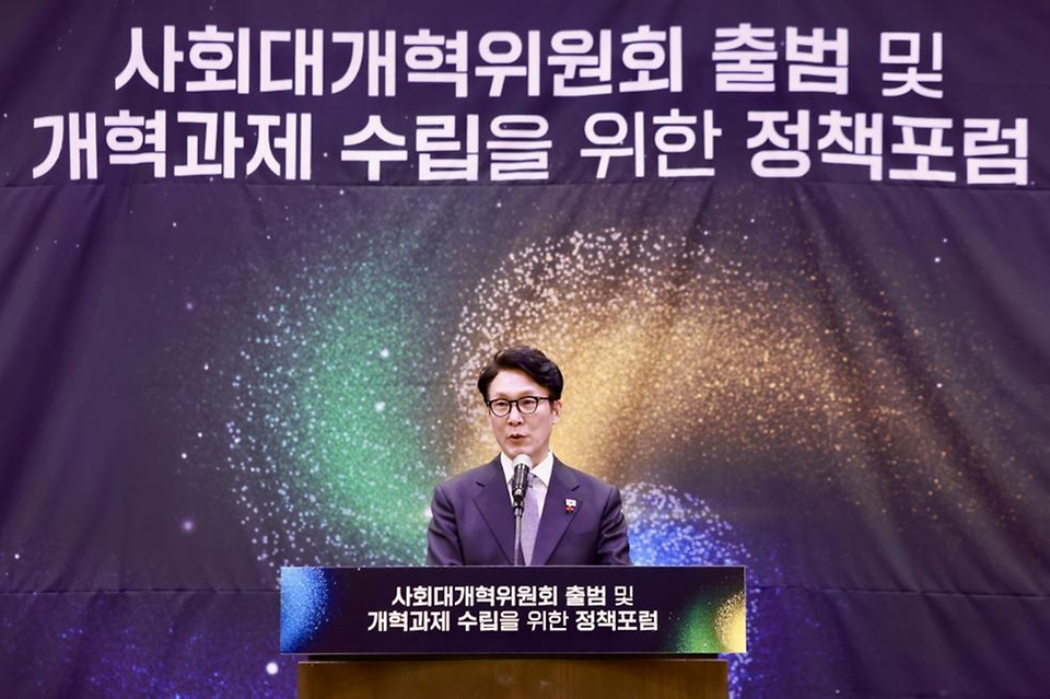 김민석 국무총리가 15일 여의도 국회박물관에서 열린 사회대개혁위원회 출범 및 개혁과제 수립을 위한 정책 포럼에서 축사 및 개혁의 나무 점등식 퍼포먼스를 하고 있다.