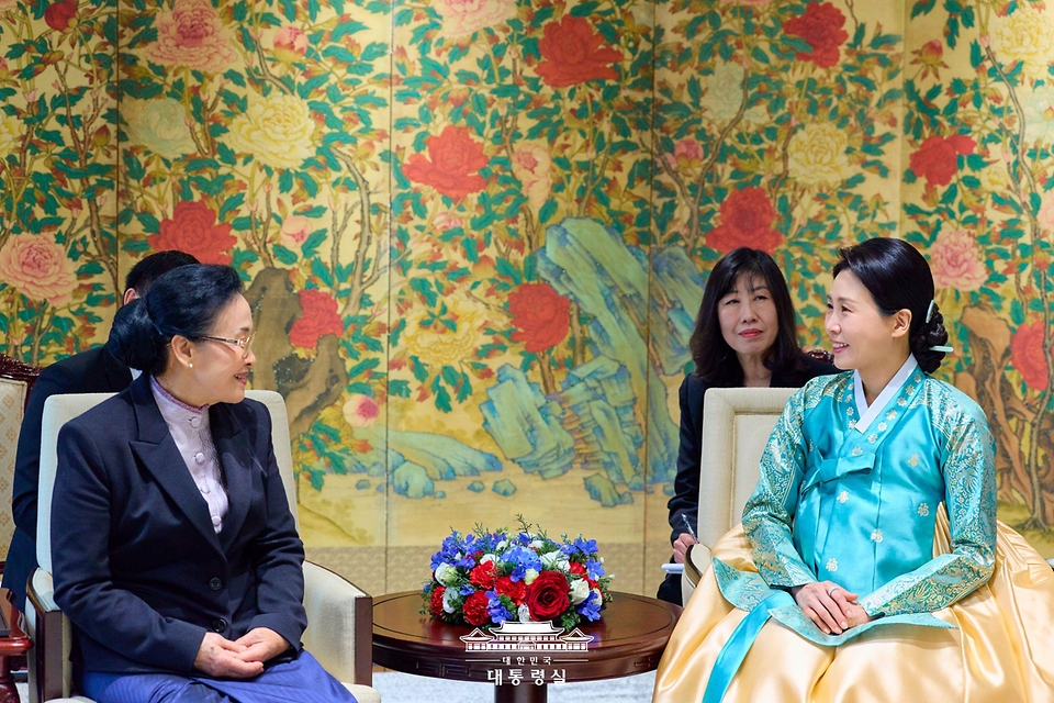 김혜경 여사가 15일 용산 대통령실에서 라오스 국가주석 부인 날리 시술릿 여사와 환담을 나누고 있다.