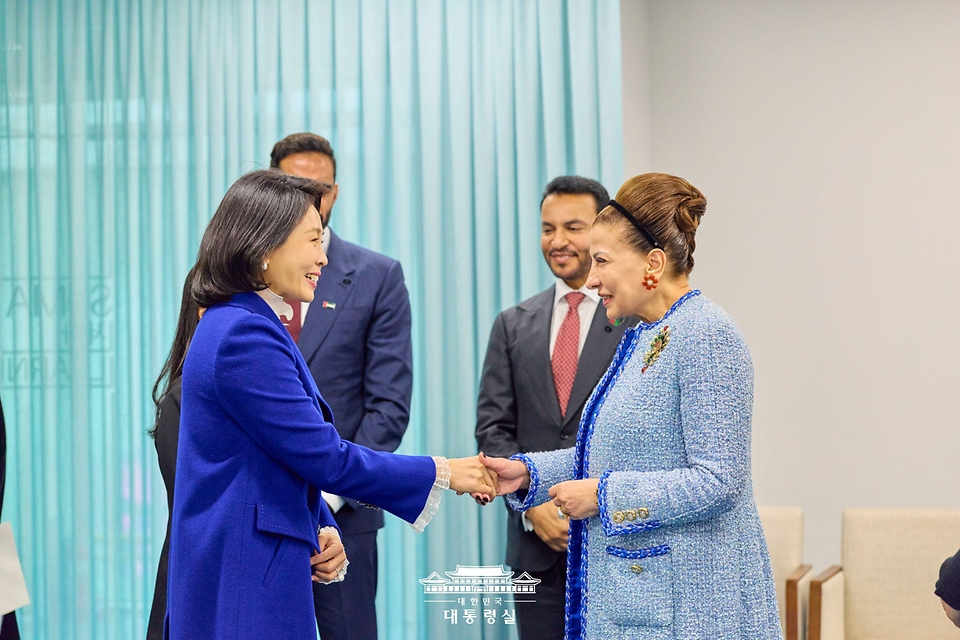 김혜경 여사가 15일 서울시립미술관에서 한-UAE 공동기획 전시 '근접한 세계' 개막식에 앞서 후다 알카미스-카누 아부다비 음악예술재단(ADMAF) 이사장과 환담하고 있다.