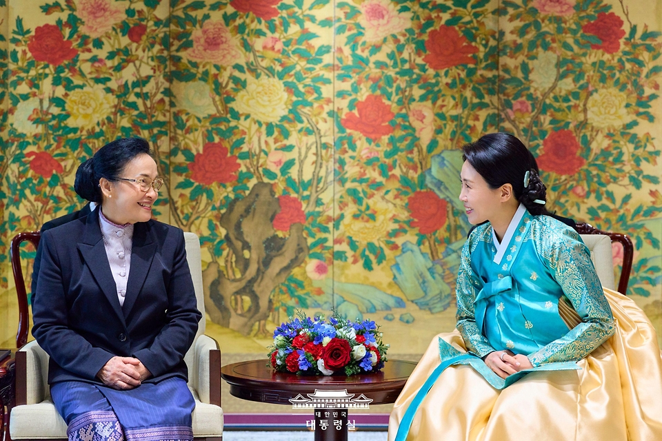 김혜경 여사가 15일 용산 대통령실에서 라오스 국가주석 부인 날리 시술릿 여사와 환담을 나누고 있다.