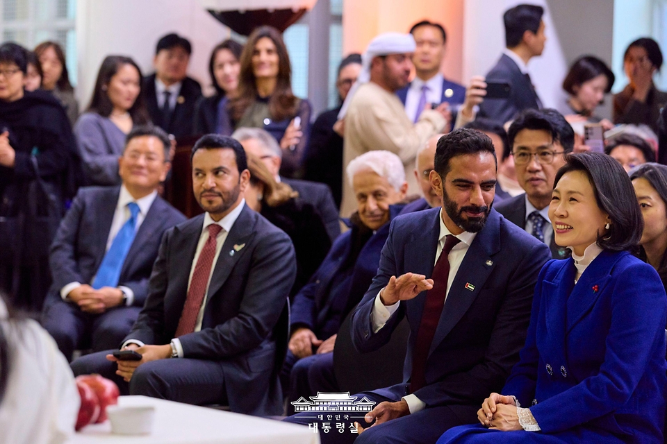 김혜경 여사가 15일 서울시립미술관에서 한-UAE 공동기획 전시 '근접한 세계' 개막식에 참석해 있다.