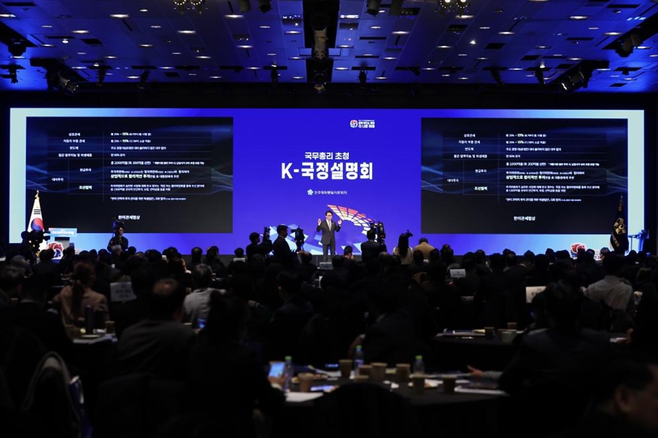 김민석 국무총리가 15일 광진구 비스타 워커힐 서울에서 열린 민주평통 초청 K-국정설명회에서 특별 강연을 하고 있다.