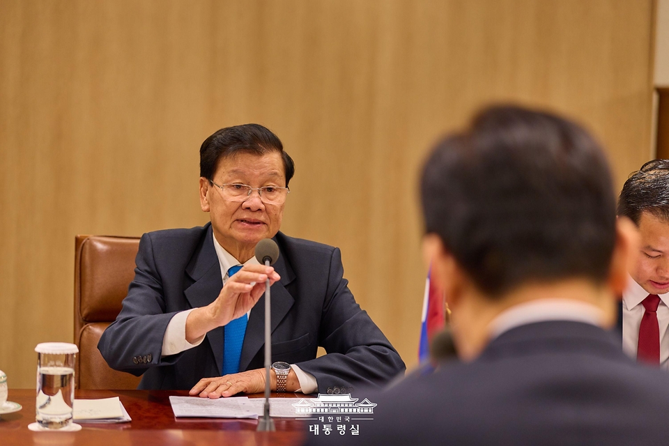 이재명 대통령과 통룬 시술릿 라오스 국가주석이 15일 서울 용산 대통령실에서 한-라오스 정상회담을 하고 있다.