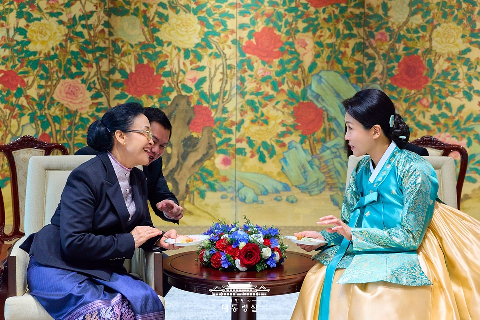 김혜경 여사가 15일 용산 대통령실에서 라오스 국가주석 부인 날리 시술릿 여사와 환담을 나누고 있다.