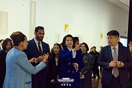 김혜경 여사가 15일 서울시립미술관에서 한-UAE 공동기획 전시 '근접한 세계'를 관람하고 있다.