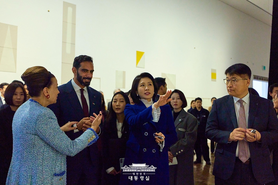 김혜경 여사가 15일 서울시립미술관에서 한-UAE 공동기획 전시 '근접한 세계'를 관람하고 있다.