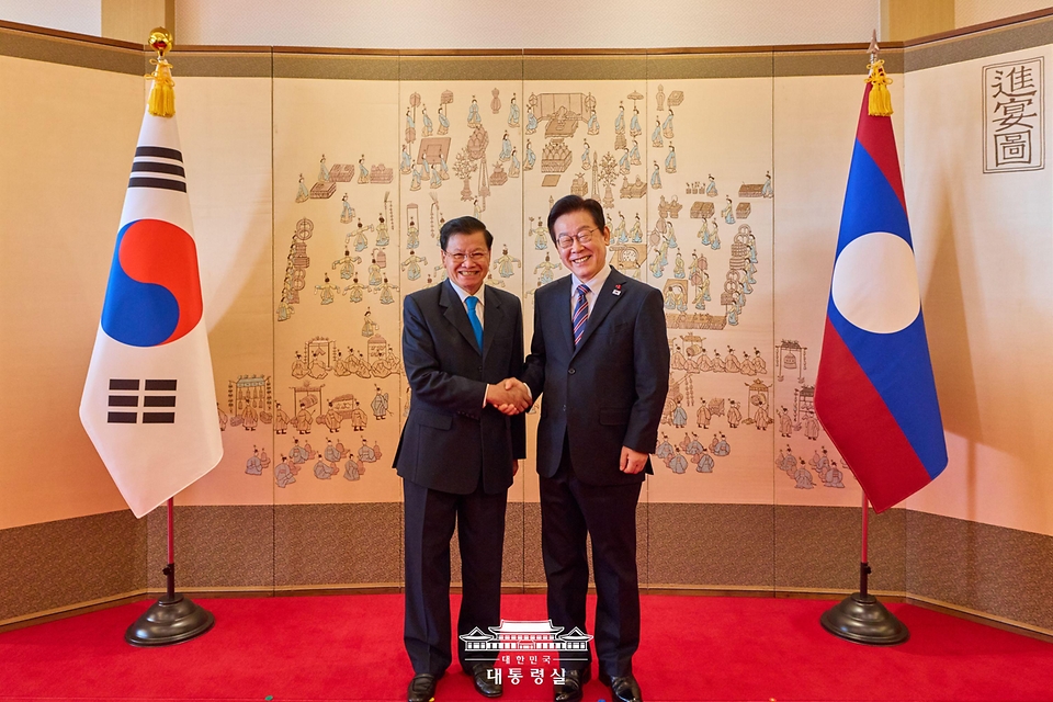 이재명 대통령이 15일 용산 대통령실에서 공식 방한한 통룬 시술릿 라오스 국가주석과 기념촬영을 하고 있다.