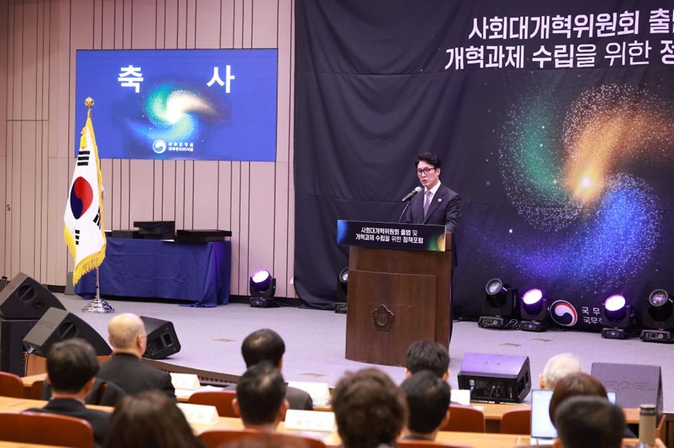 김민석 국무총리가 15일 여의도 국회박물관에서 열린 사회대개혁위원회 출범 및 개혁과제 수립을 위한 정책 포럼에서 축사 및 개혁의 나무 점등식 퍼포먼스를 하고 있다.