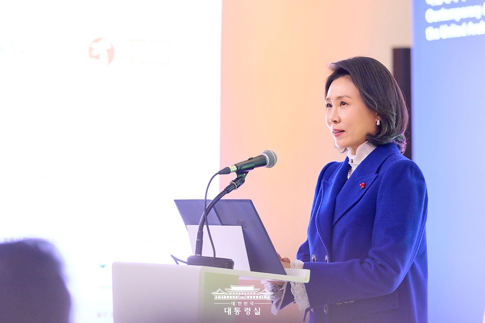 김혜경 여사가 15일 서울시립미술관에서 한-UAE 공동기획 전시 '근접한 세계' 개막식에서 인사말을 하고 있다.