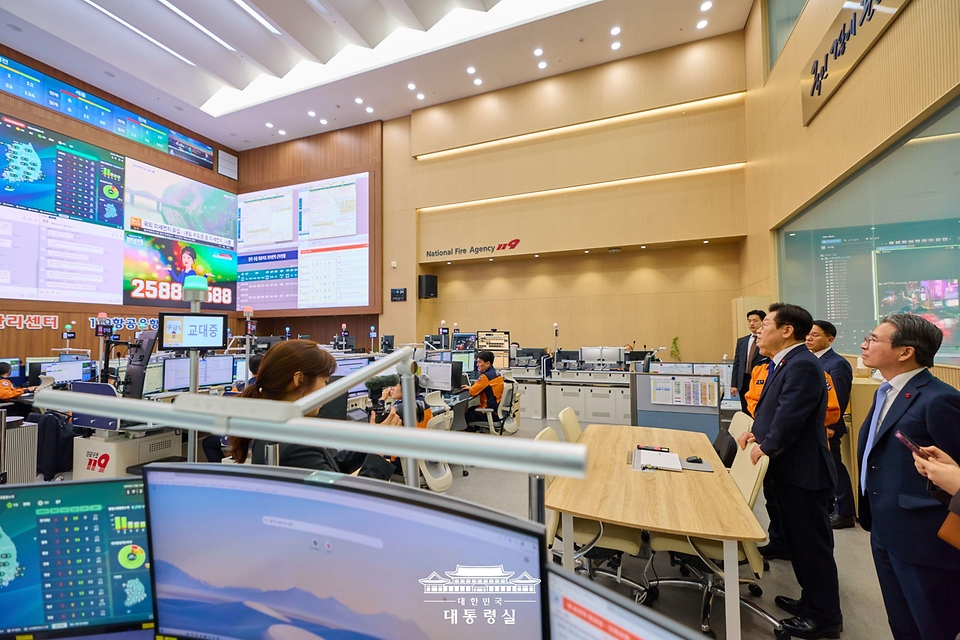 이재명 대통령이 16일 세종시에서 진행된 부처 업무보고를 마친 뒤 소방청 119 종합상황실을 방문해 시설을 둘러 보고 있다.