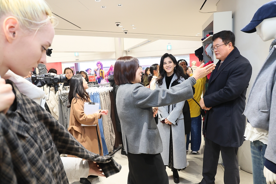 문화체육관광부와 한국방문의해위원회가 함께 진행하는 '2026 코리아그랜드세일'이 17일부터 시작됐다. 코리아그랜드세일은 방한 관광 비수기에 외국인의 관광과 소비를 촉진하기 위해 2011년부터 시작된 쇼핑관광 축제이다. 올해는 김대현 문체부 2차관과 이부진 한국방문의해 위원장이 개막행사에 참석했으며 1,750여 개 기업이 참여하고 행사 기간은 68일로 확대했다.