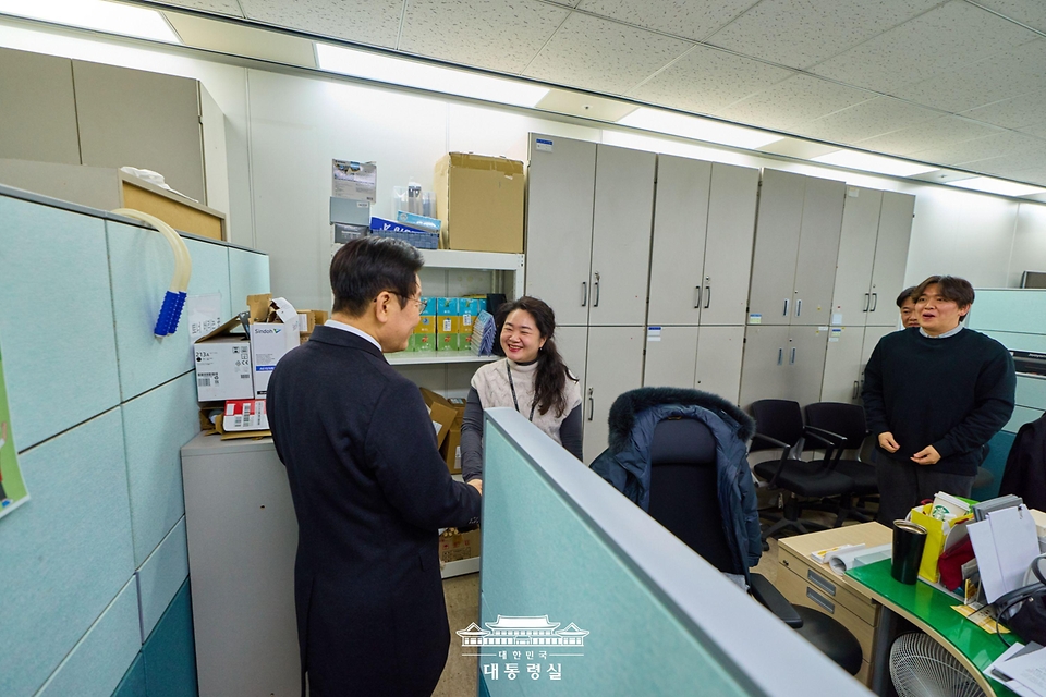 이재명 대통령이 16일 세종시에서 진행된 부처 업무보고를 마친 뒤 국세청을 방문해 직원들을 격려하고 있다.