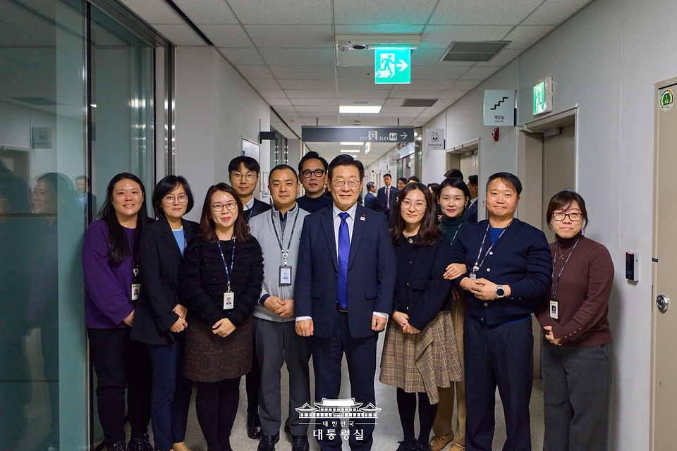 이재명 대통령이 16일 세종시에서 진행된 부처 업무보고를 마친 뒤 국세청을 방문해 직원들과 기념촬영을 하고 있다.