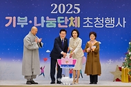 이재명 대통령과 김혜경 여사가 16일 용산 대통령실에서 열린 2025년 기부·나눔단체 초청행사에서 아름다운동행에 성금을 전달하고 있다. 