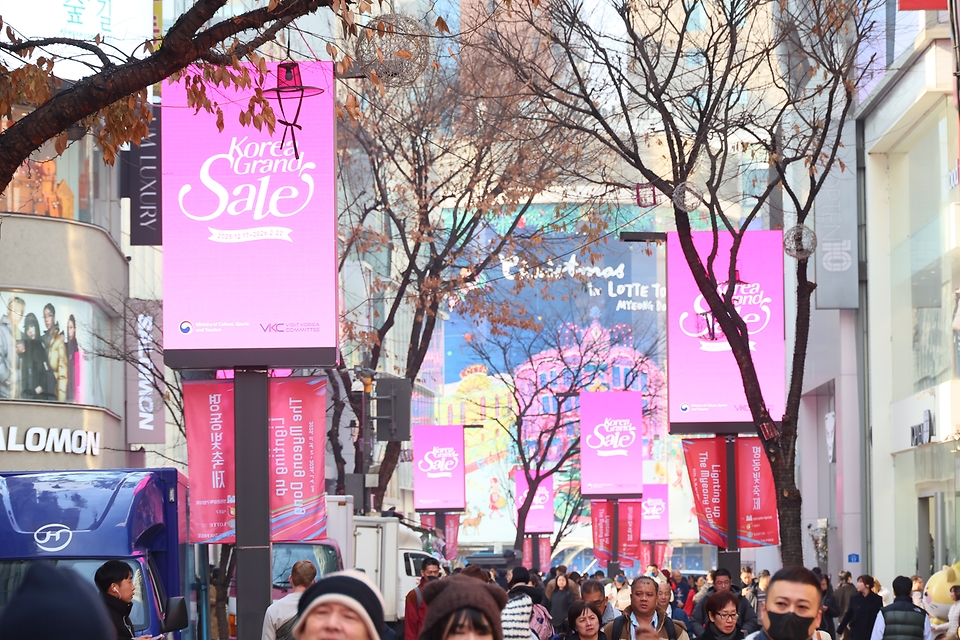 문화체육관광부와 한국방문의해위원회가 함께 진행하는 '2026 코리아그랜드세일'이 17일부터 시작됐다. 코리아그랜드세일은 방한 관광 비수기에 외국인의 관광과 소비를 촉진하기 위해 2011년부터 시작된 쇼핑관광 축제이다. 올해는 김대현 문체부 2차관과 이부진 한국방문의해 위원장이 개막행사에 참석했으며 1,750여 개 기업이 참여하고 행사 기간은 68일로 확대했다.