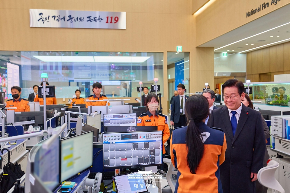 이재명 대통령이 16일 세종시에서 진행된 부처 업무보고를 마친 뒤 소방청 119 종합상황실을 방문해 근무자들을 격려하고 있다.