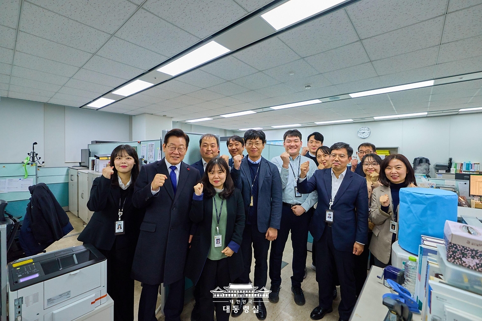 이재명 대통령이 16일 세종시에서 진행된 부처 업무보고를 마친 뒤 국세청을 방문해 직원들과 기념촬영을 하고 있다.