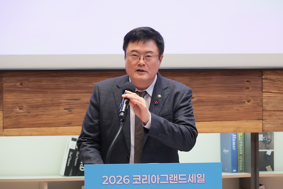 문화체육관광부와 한국방문의해위원회가 함께 진행하는 '2026 코리아그랜드세일'이 17일부터 시작됐다. 코리아그랜드세일은 방한 관광 비수기에 외국인의 관광과 소비를 촉진하기 위해 2011년부터 시작된 쇼핑관광 축제이다. 올해는 김대현 문체부 2차관과 이부진 한국방문의해 위원장이 개막행사에 참석했으며 1,750여 개 기업이 참여하고 행사 기간은 68일로 확대했다.