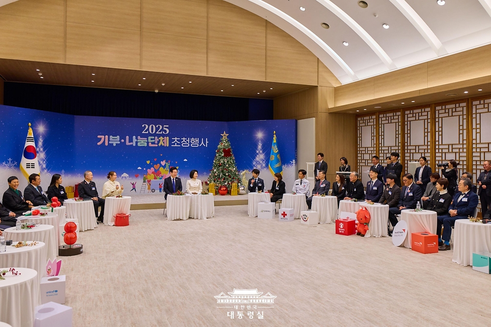 이재명 대통령과 김혜경 여사가 16일 서울 용산 대통령실에서 열린 기부나눔 초청행사에서 굿네이버스 친선대사 배우 최수종의 발언을 듣고 있다. 