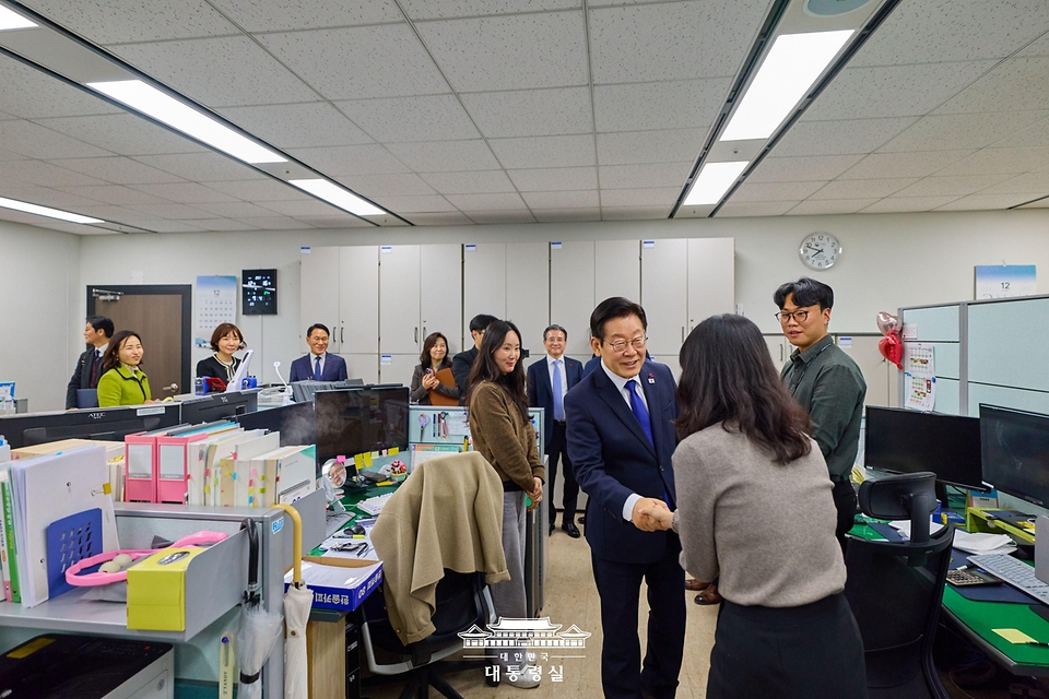 이재명 대통령이 16일 세종시에서 진행된 부처 업무보고를 마친 뒤 국세청을 방문해 직원들을 격려하고 있다. 