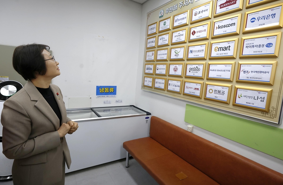 이스란 보건복지부 제1차관은 12월 17일(수) 15시 30분에 서울 영등포구에 위치한 영등포구 그냥드림센터(영등포구 사랑나눔푸드뱅크·마켓 1호점)를 방문하여 현장의 목소리를 직접 청취하고 '그냥드림 시범사업'의 성공적인 추진방안을 모색한다.