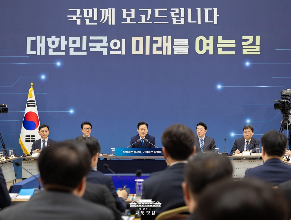 이재명 대통령이 17일 세종시 정부세종컨벤션센터에서 열린 산업통상부·지식재산처·중소벤처기업부 업무보고에서 발언하고 있다. 