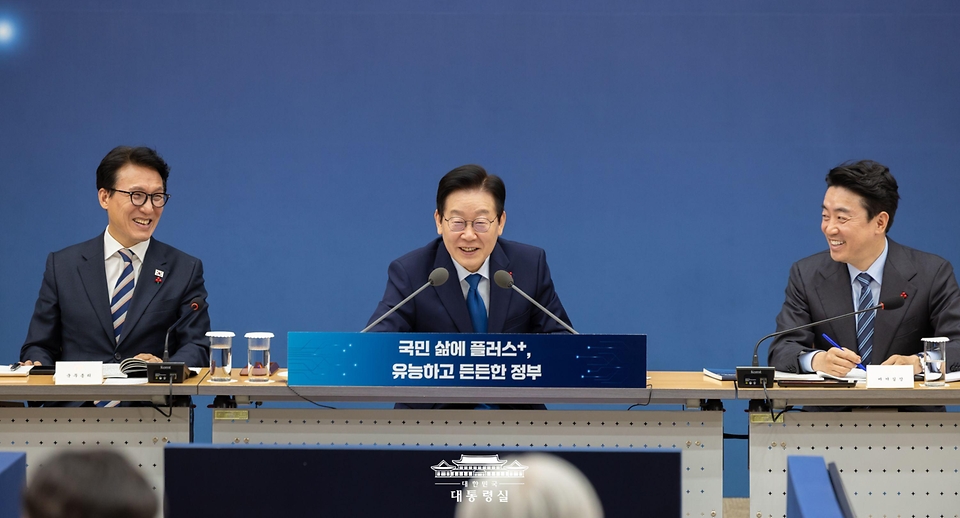 이재명 대통령이 17일 세종시 정부세종컨벤션센터에서 열린 행정안전부·인사혁신처 업무보고에서 발언하고 있다. 