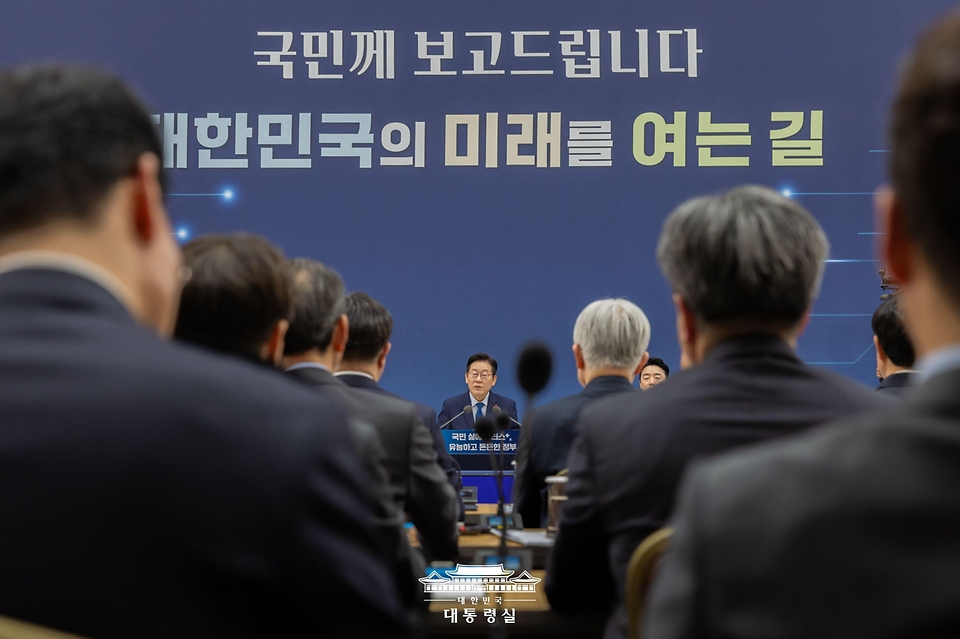 이재명 대통령이 17일 세종시 정부세종컨벤션센터에서 열린 행정안전부·인사혁신처 업무보고에서 발언하고 있다. 