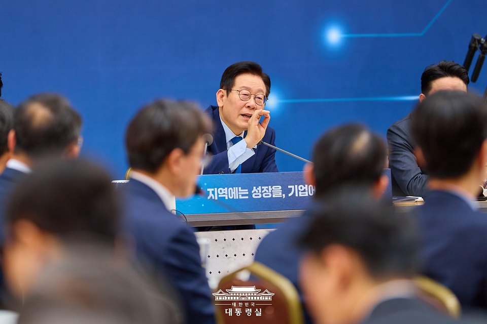 이재명 대통령이 17일 세종시 정부세종컨벤션센터에서 열린 산업통상부·지식재산처·중소벤처기업부 업무보고에서 발언하고 있다. 