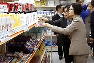 이스란 보건복지부 제1차관은 12월 17일(수) 15시 30분에 서울 영등포구에 위치한 영등포구 그냥드림센터(영등포구 사랑나눔푸드뱅크·마켓 1호점)를 방문하여 현장의 목소리를 직접 청취하고 '그냥드림 시범사업'의 성공적인 추진방안을 모색한다.