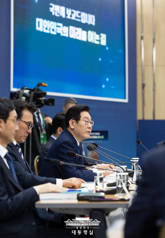 이재명 대통령이 17일 세종시 정부세종컨벤션센터에서 열린 산업통상부·지식재산처·중소벤처기업부 업무보고에서 발언하고 있다. 