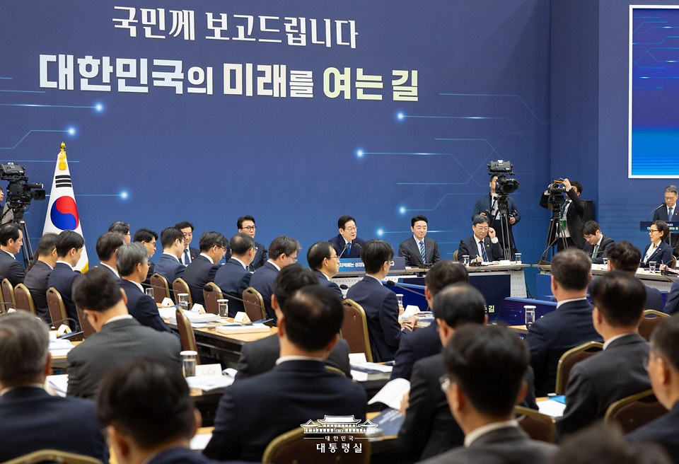 이재명 대통령이 17일 세종시 정부세종컨벤션센터에서 열린 산업통상부·지식재산처·중소벤처기업부 업무보고에서 발언하고 있다. 