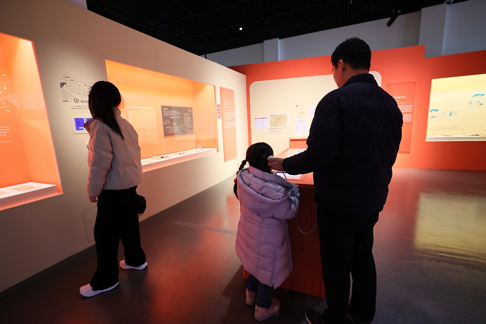 광화문에 자리잡은 대한민국역사박물관은 18일부터 광복80주년 기념 '1945-1948 역사 되찾기 다시 우리로'  특별전을 열었다. 이번 전시는 일제 강점기를 거쳐 말과 역사, 문화와 자긍심을 회복해간 우리의 이야기를 담았다. 이보다 앞서 지난 11일에 개막한 '밤 풍경'은 오늘날의 자유로운 밤을 누리기 전까지의 통제와 변화의 시대상을 보여준다.