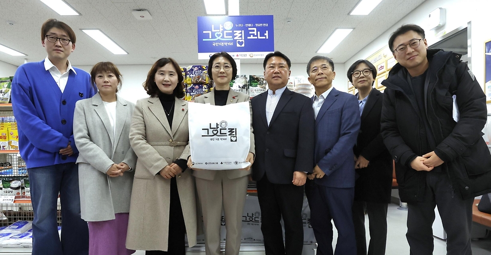 이스란 보건복지부 제1차관은 12월 17일(수) 15시 30분에 서울 영등포구에 위치한 영등포구 그냥드림센터(영등포구 사랑나눔푸드뱅크·마켓 1호점)를 방문하여 현장의 목소리를 직접 청취하고 '그냥드림 시범사업'의 성공적인 추진방안을 모색한다.