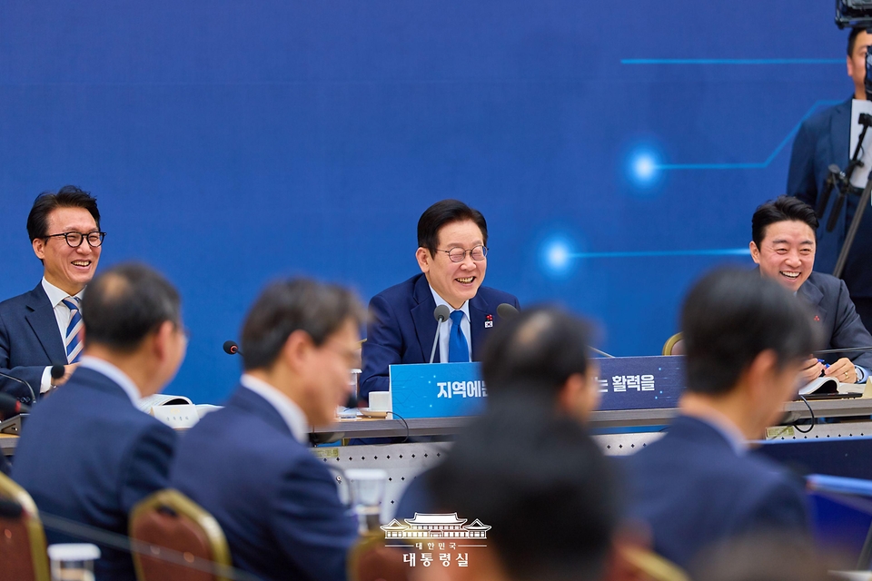 이재명 대통령이 17일 세종시 정부세종컨벤션센터에서 열린 산업통상부·지식재산처·중소벤처기업부 업무보고에서 발언하고 있다. 