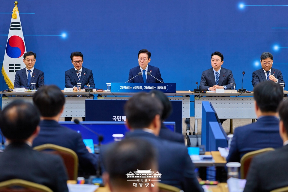 이재명 대통령이 17일 세종시 정부세종컨벤션센터에서 열린 산업통상부·지식재산처·중소벤처기업부 업무보고에서 발언하고 있다.