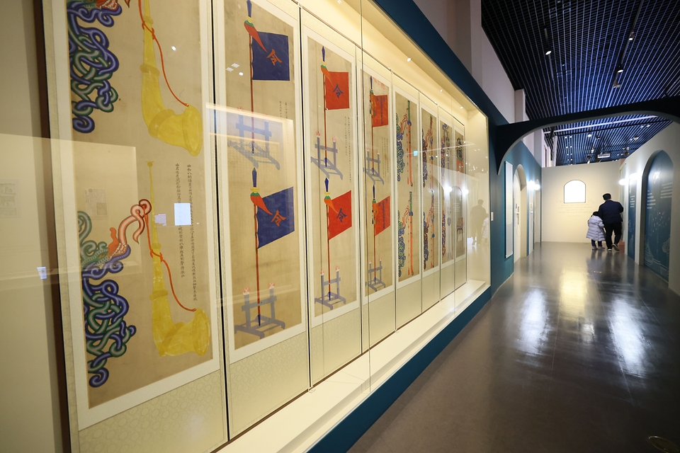 광화문에 자리잡은 대한민국역사박물관은 18일부터 광복80주년 기념 '1945-1948 역사 되찾기 다시 우리로'  특별전을 열었다. 이번 전시는 일제 강점기를 거쳐 말과 역사, 문화와 자긍심을 회복해간 우리의 이야기를 담았다. 이보다 앞서 지난 11일에 개막한 '밤 풍경'은 오늘날의 자유로운 밤을 누리기 전까지의 통제와 변화의 시대상을 보여준다.