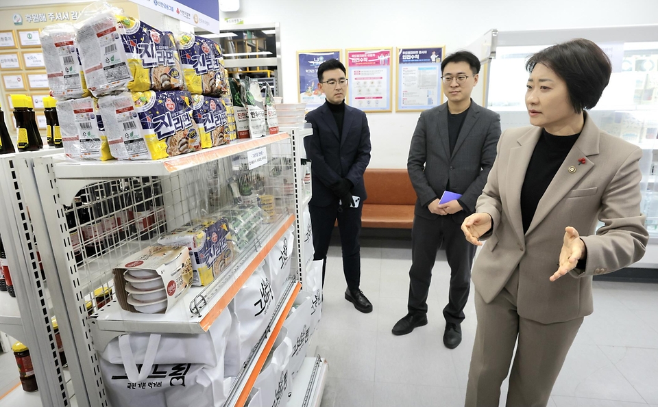 이스란 보건복지부 제1차관은 12월 17일(수) 15시 30분에 서울 영등포구에 위치한 영등포구 그냥드림센터(영등포구 사랑나눔푸드뱅크·마켓 1호점)를 방문하여 현장의 목소리를 직접 청취하고 '그냥드림 시범사업'의 성공적인 추진방안을 모색한다.