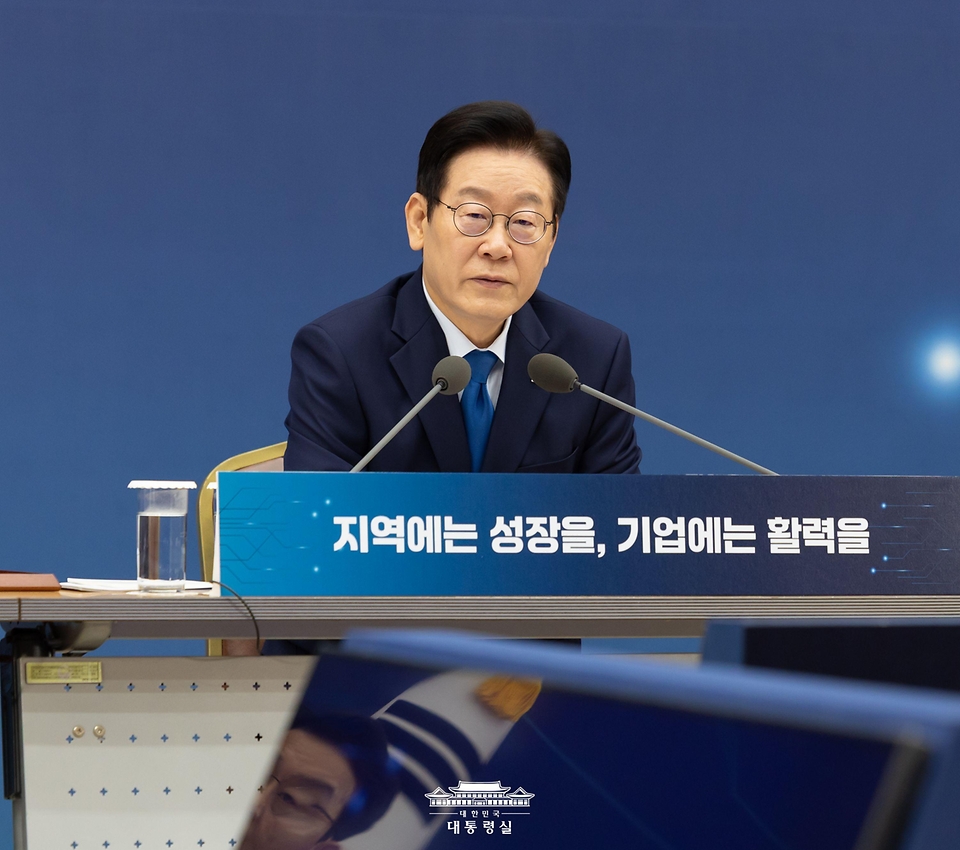 이재명 대통령이 17일 세종시 정부세종컨벤션센터에서 열린 산업통상부·지식재산처·중소벤처기업부 업무보고에서 발언하고 있다. 