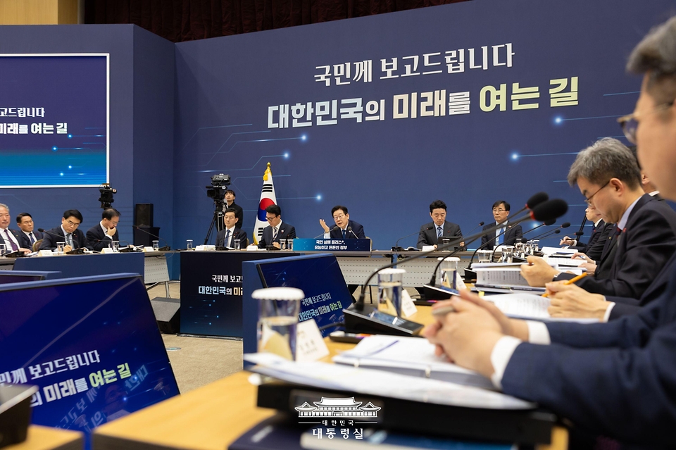 이재명 대통령이 17일 세종시 정부세종컨벤션센터에서 열린 행정안전부·인사혁신처 업무보고에서 발언하고 있다. 