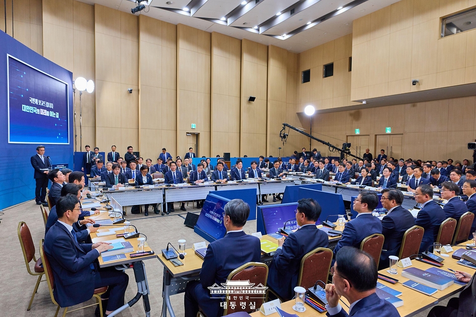 이재명 대통령이 17일 세종시 정부세종컨벤션센터에서 열린 산업통상부·지식재산처·중소벤처기업부 업무보고에서 발언하고 있다. 