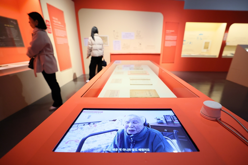 광화문에 자리잡은 대한민국역사박물관은 18일부터 광복80주년 기념 '1945-1948 역사 되찾기 다시 우리로'  특별전을 열었다. 이번 전시는 일제 강점기를 거쳐 말과 역사, 문화와 자긍심을 회복해간 우리의 이야기를 담았다. 이보다 앞서 지난 11일에 개막한 '밤 풍경'은 오늘날의 자유로운 밤을 누리기 전까지의 통제와 변화의 시대상을 보여준다.